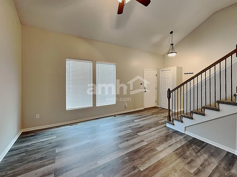 643 E Apache St — Photo 6
