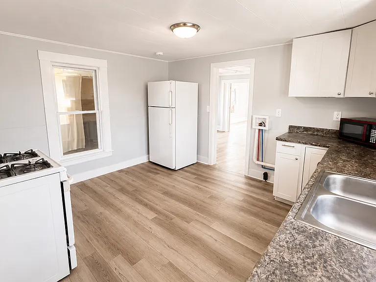 210 Center St — Photo 10