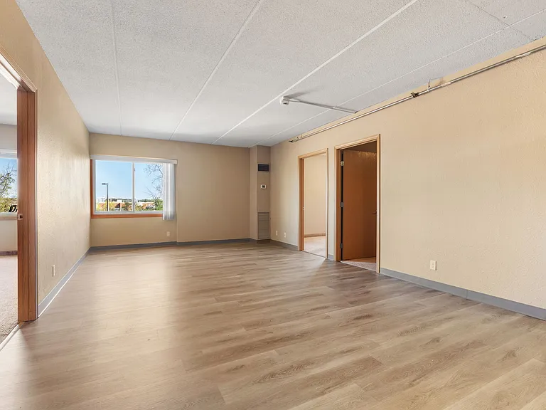 E Street Flats - Student Housing — Photo 36