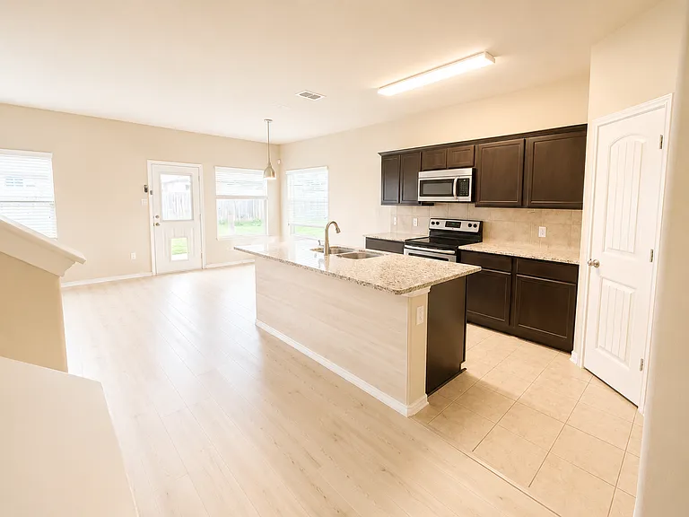 259 Meadowlands Dr — Photo 4