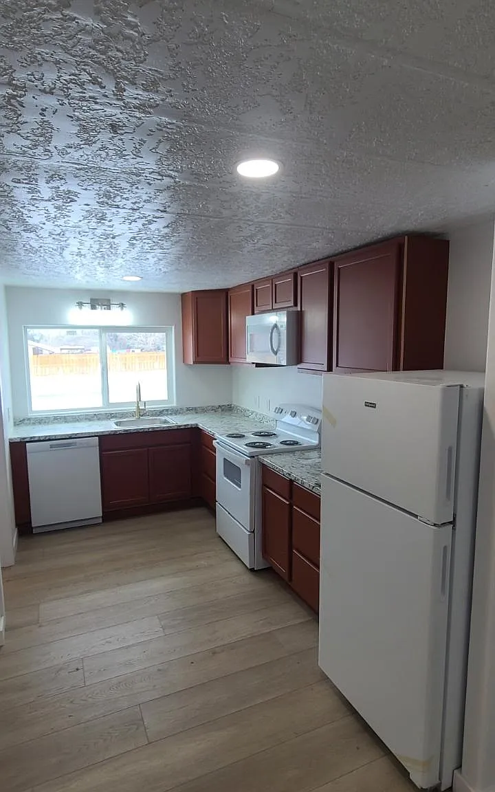 3 bed, 1200 sqft, $1,300 — Photo 2