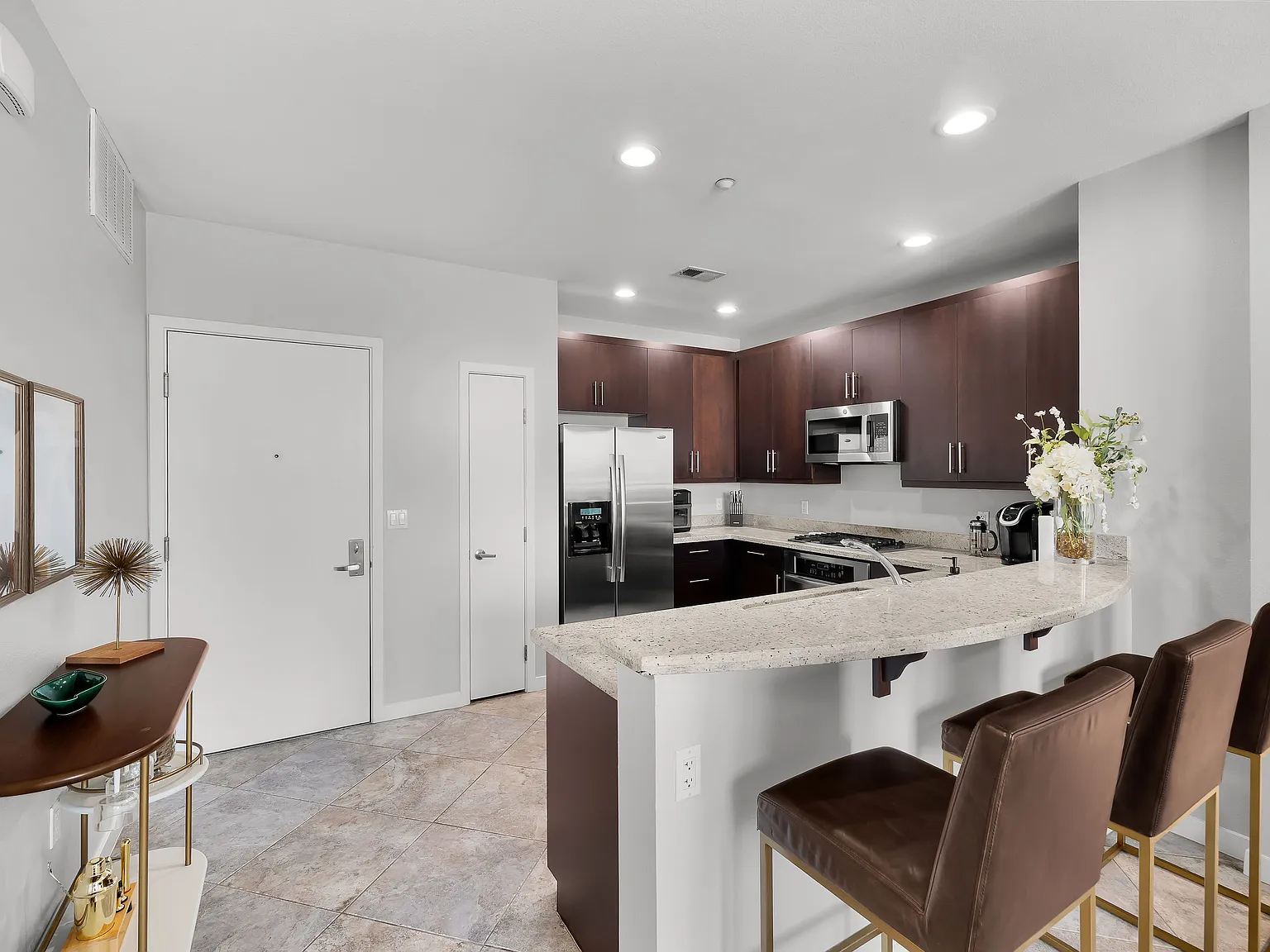 2 bed, 1055 sqft, $5,500 — Photo 4