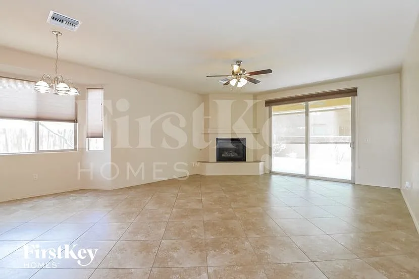 3 bed, 2.0 bath, 1610 sqft, $2,105 — Photo 2