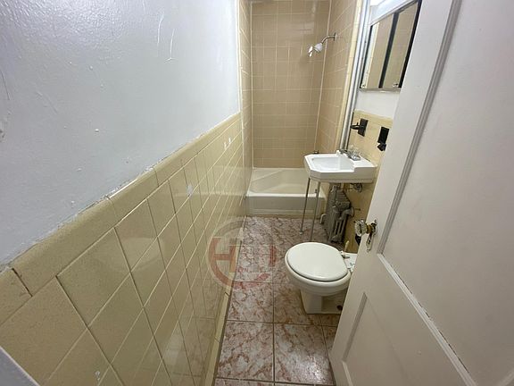 5th image of 2053 Haviland Ave Floor 1