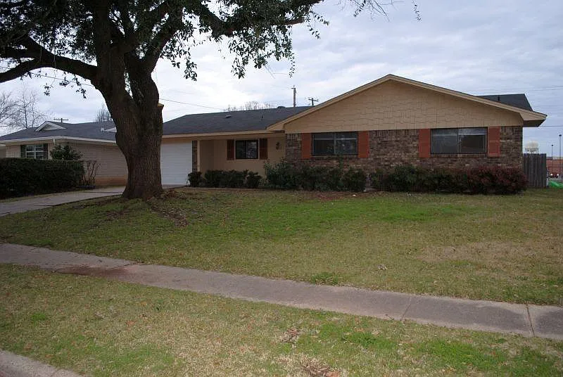 4 bed, 1900 sqft, $1,775 — Photo 2