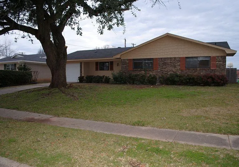 1519 Holiday Pl — Photo 2
