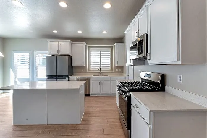 2 bed, 2.0 bath, 2945 sqft, $2,195 — Photo 3