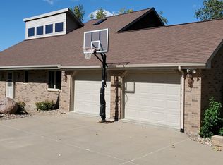 10527 Jordan Ln, Dubuque, IA 52003