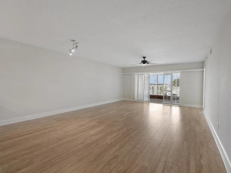 324 Village Dr #B — Photo 15