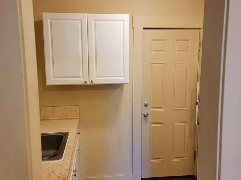 Avondale Apartments — Photo 22