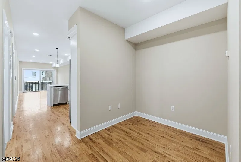 2 bed, 1100 sqft, $2,300 — Photo 4