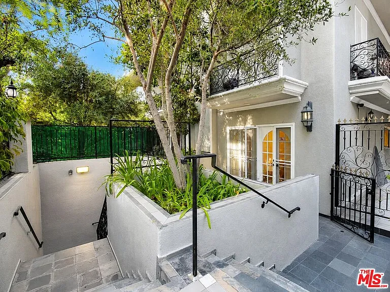 342 N Palm Dr #201 — Photo 3