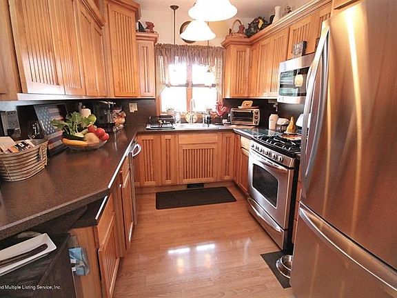 4th image of 437 Northfield Ave