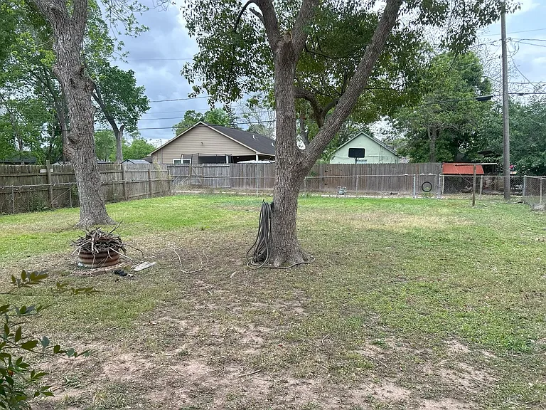 Fenced in back yard with access to alleyway