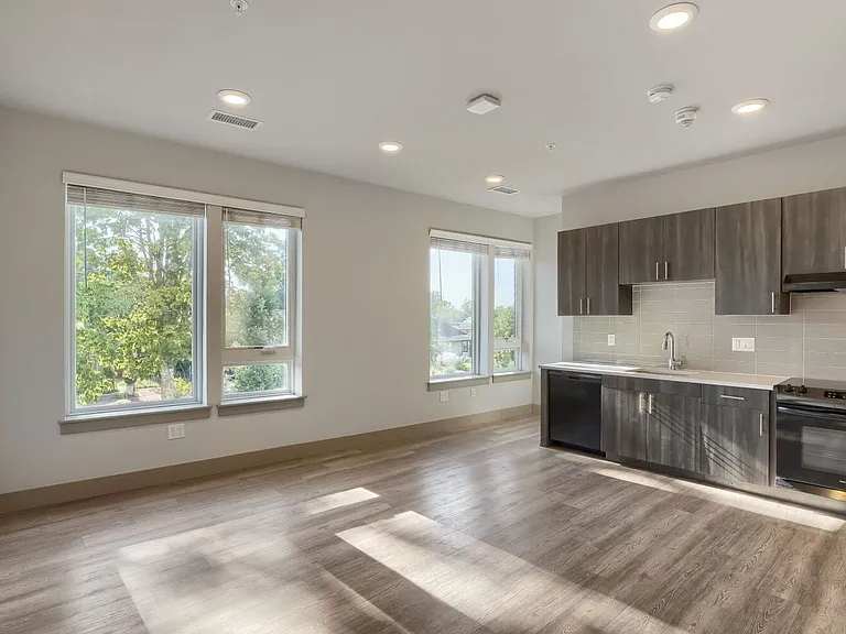 4923 King St — Photo 3