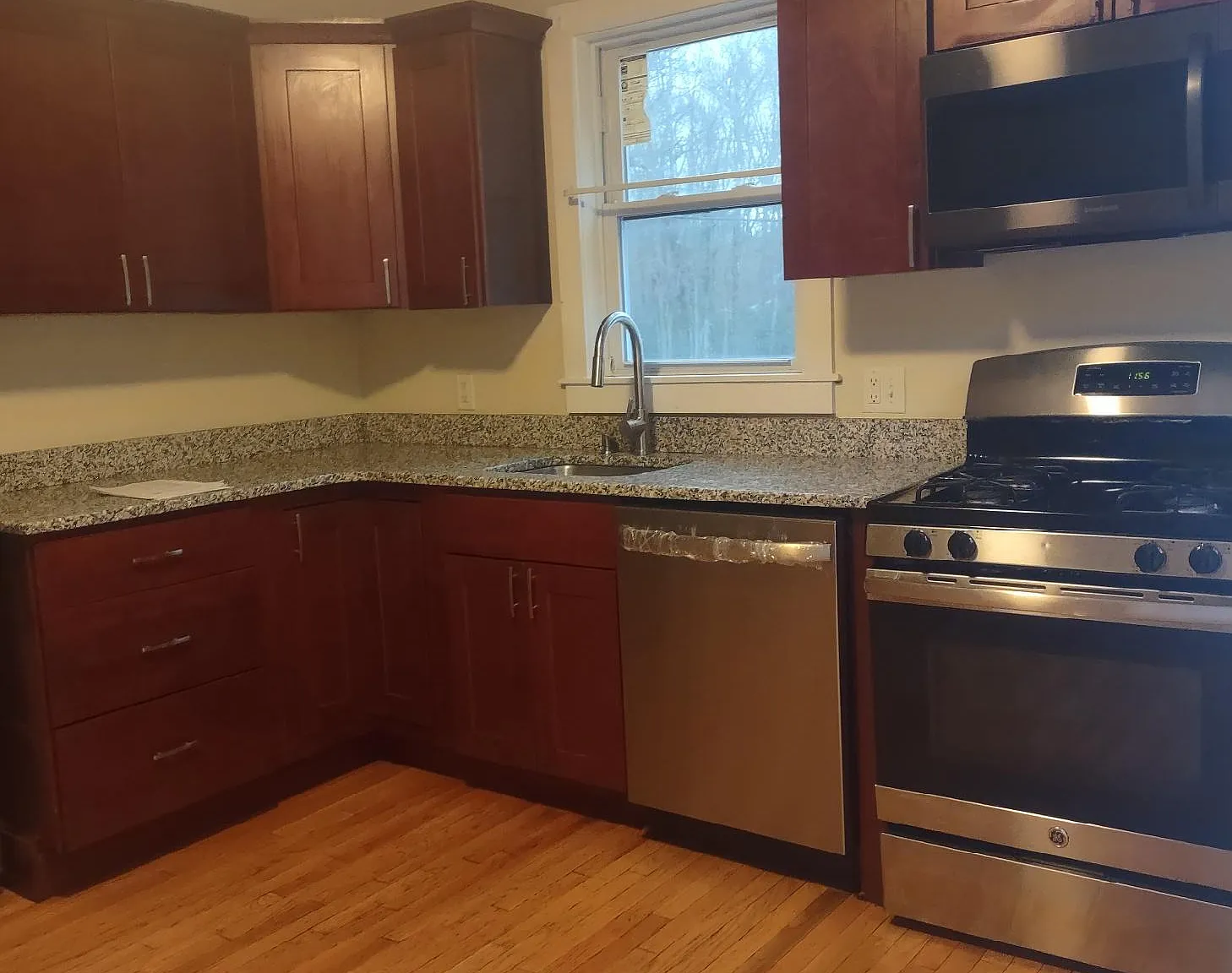 3 bed, 900 sqft, $1,600 — Photo 2