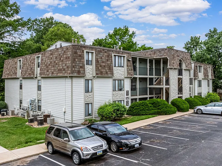 Bristol Pointe Apartments — Photo 13