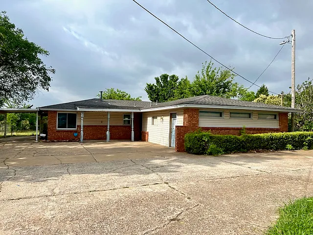 904 W Hefner Rd