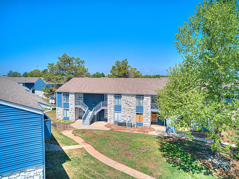 Diamond Lake Apartments — Photo 18