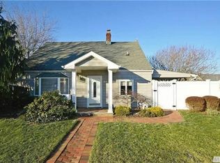 66 Rope Ln, Levittown, NY 11756