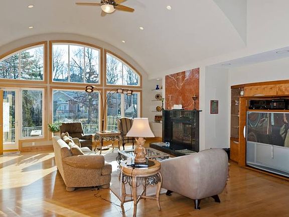 Great Rm overlooks backyd