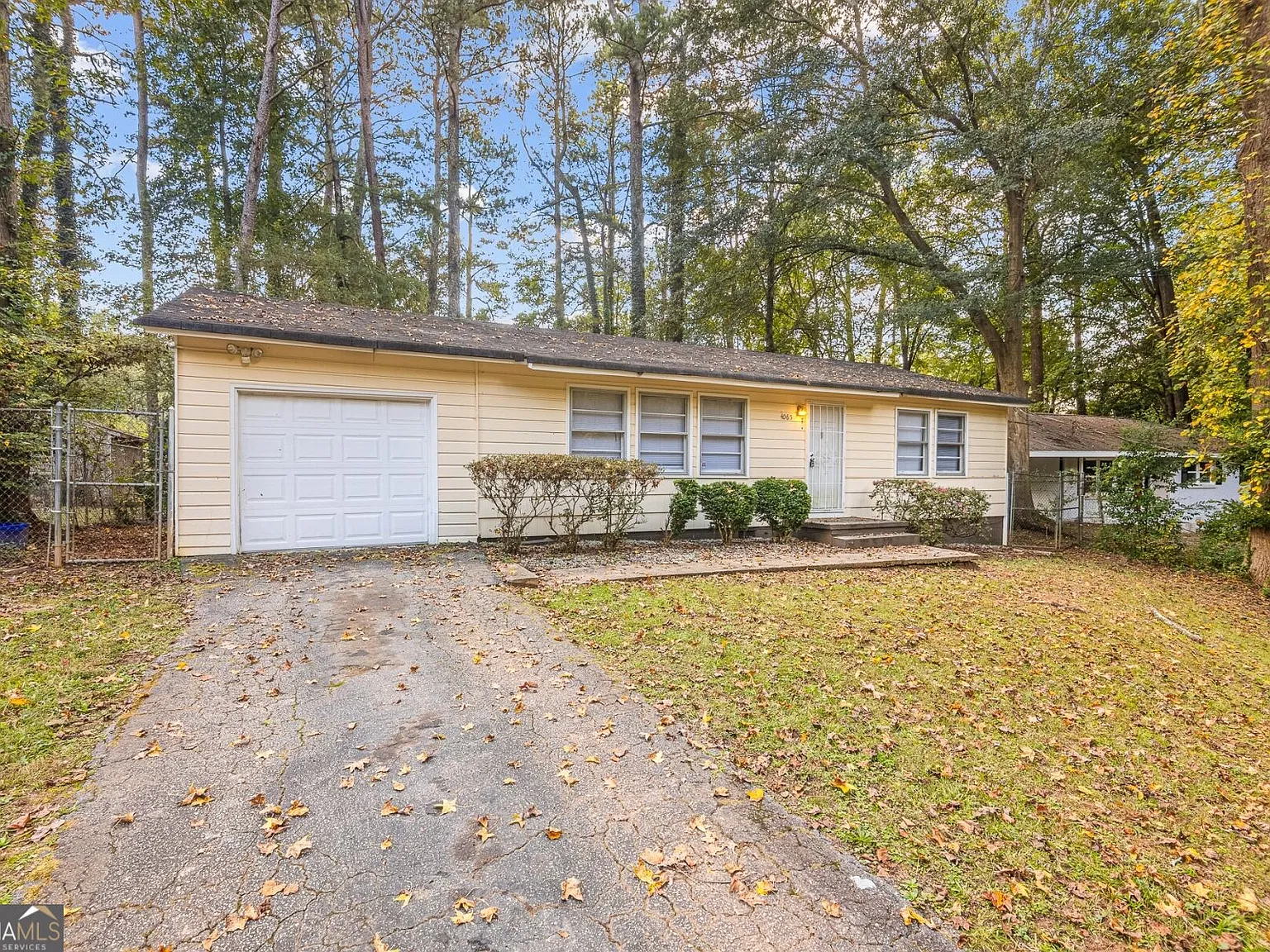 3 bed, 1.0 bath, 1025 sqft, $1,395 — Photo 1