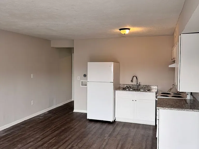 208 Watson St — Photo 2