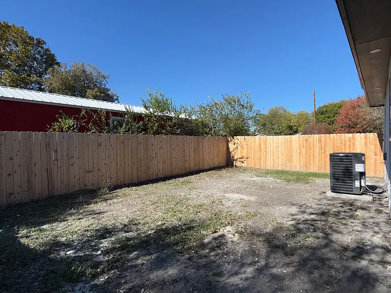 411 Moselle Ave — Photo 22