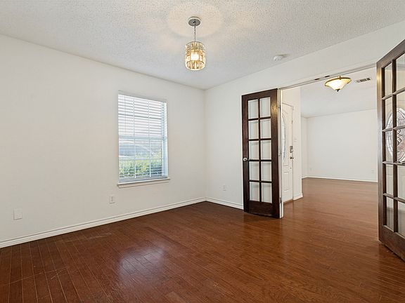 5th image of 905 Larkspur Dr