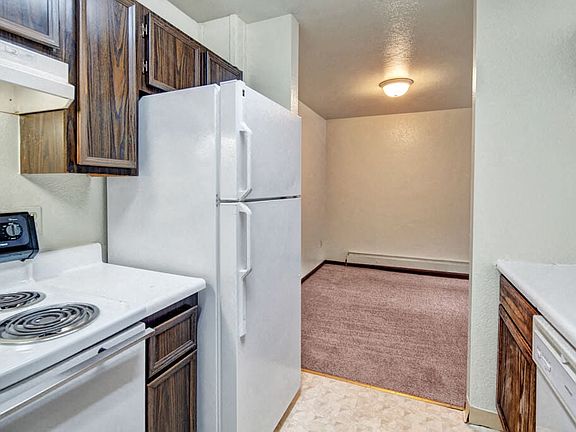 Ladera Villa Apartments - Kitchen