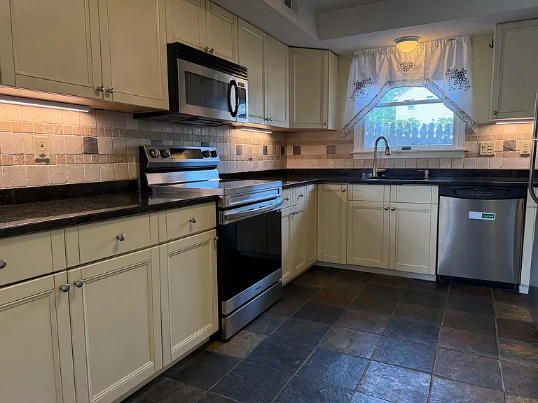 947 Washington St #2 — Photo 4