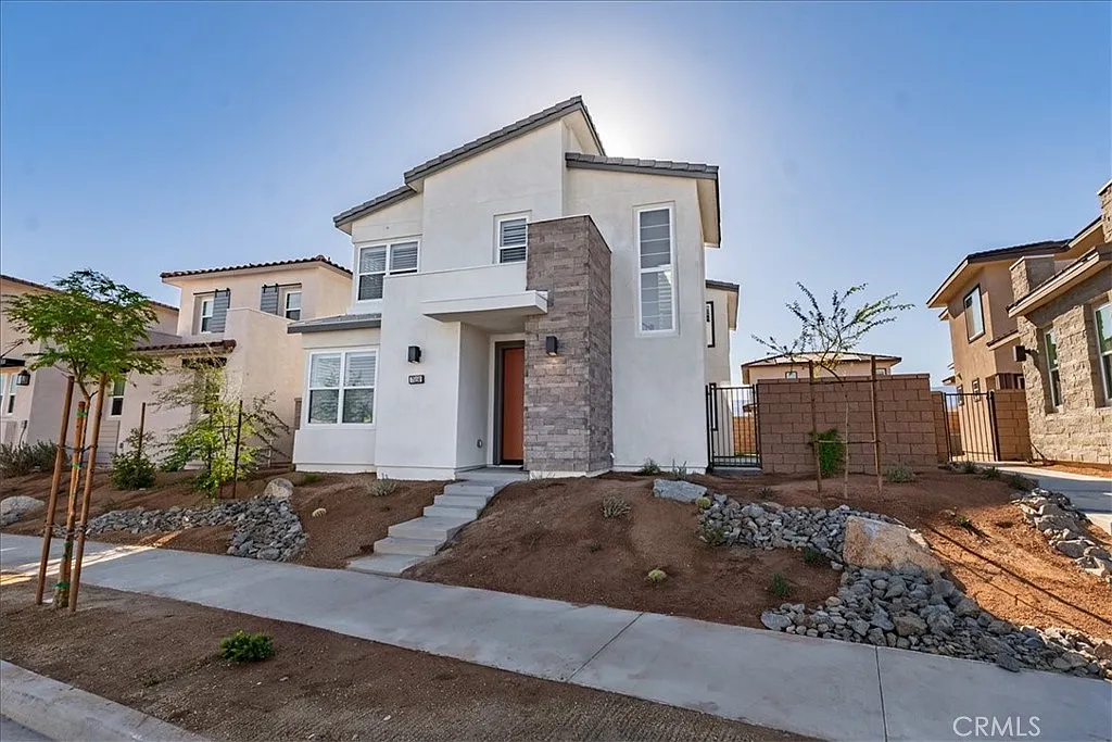 4 bed, 2365 sqft, $4,400 — Photo 3