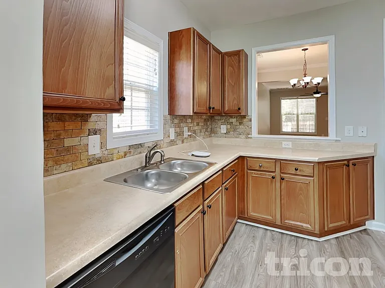 557 McCarthy Dr — Photo 6