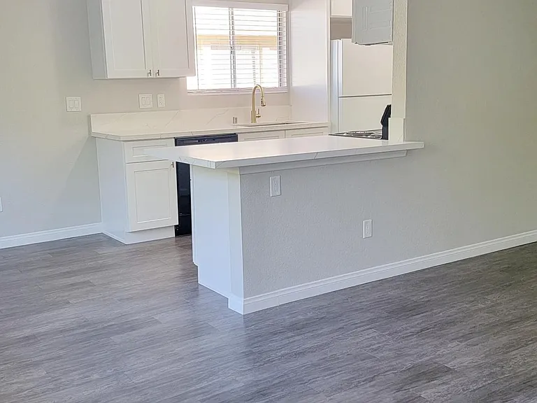 715 B St #14 — Photo 10