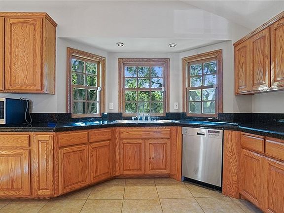 3rd image of 2412 W Valewood St