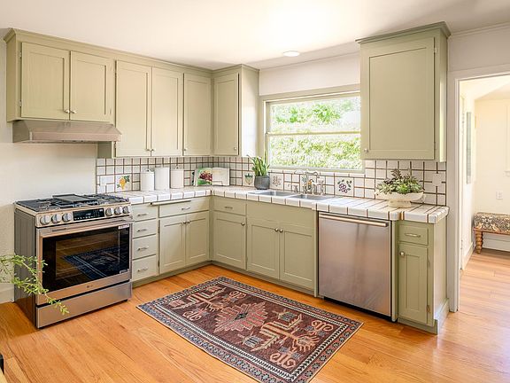 4th image of 1624 Mariposa Ave