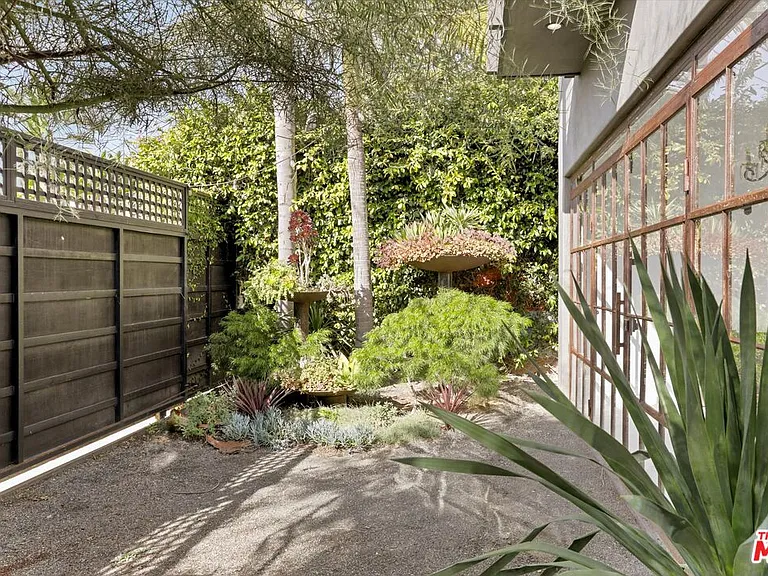 2425 Clement Ave — Photo 20