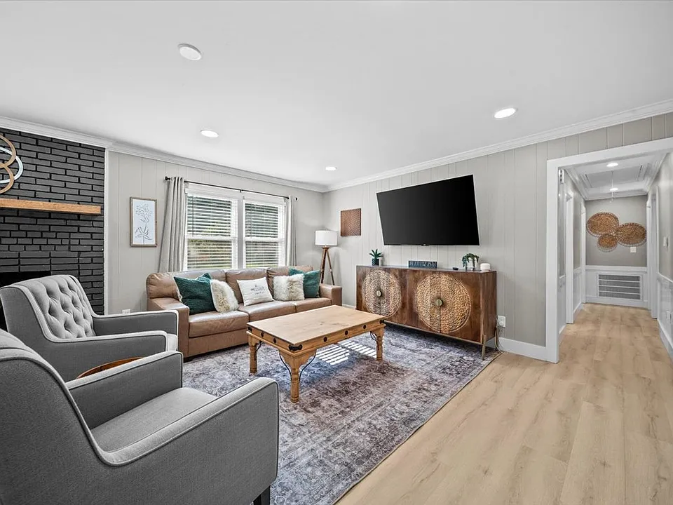 103 Poinsettia Dr