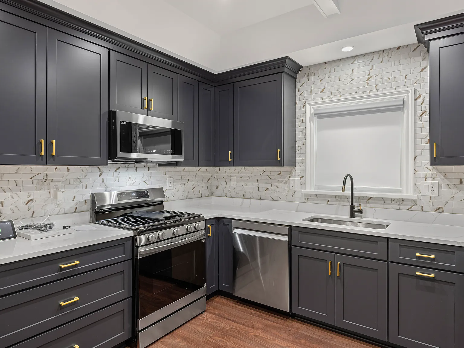 2 bed, 1000 sqft, $1,975 — Photo 3