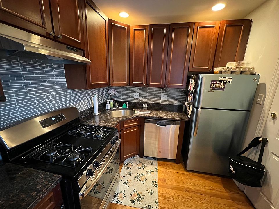 1st image of 3323 N Lakewood Ave #202