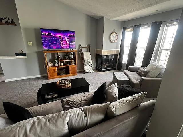 3033 Hunting Ridge Dr — Photo 4