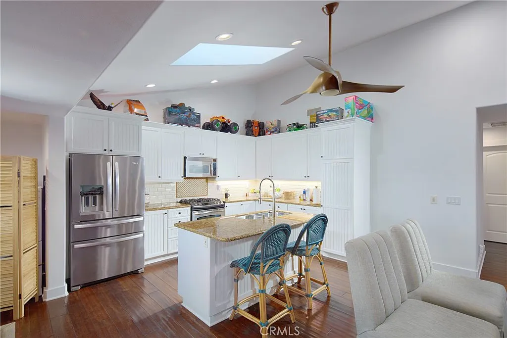 2 bed, 1100 sqft, $8,000 — Photo 2