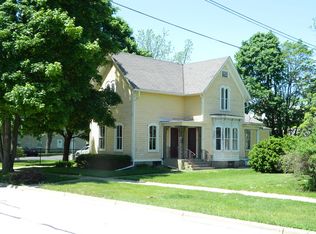 335 1st St, Batavia, IL 60510