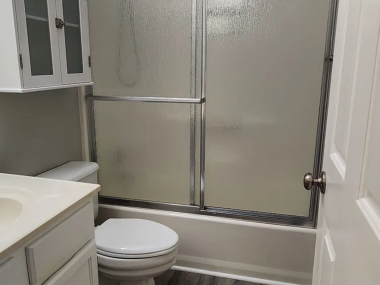Upstairs shared Bathroom