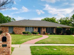 17 Country Club Ct, Pantego, TX 76013