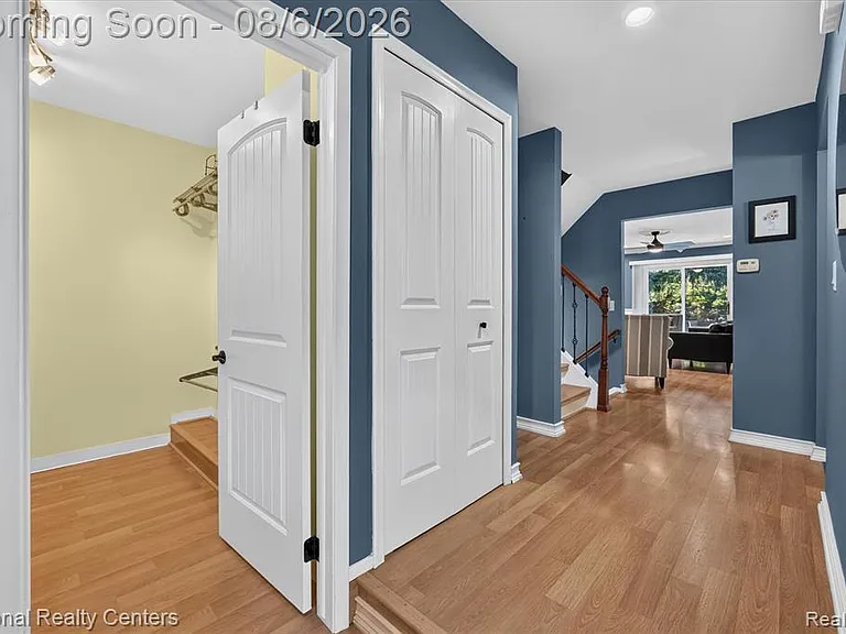 878 Yorktown Ct — Photo 3
