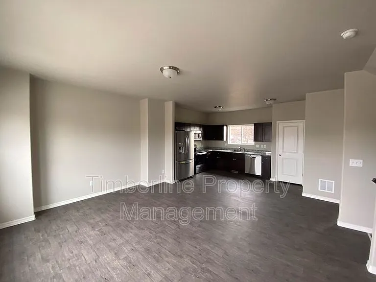 889 Grissom Dr — Photo 5