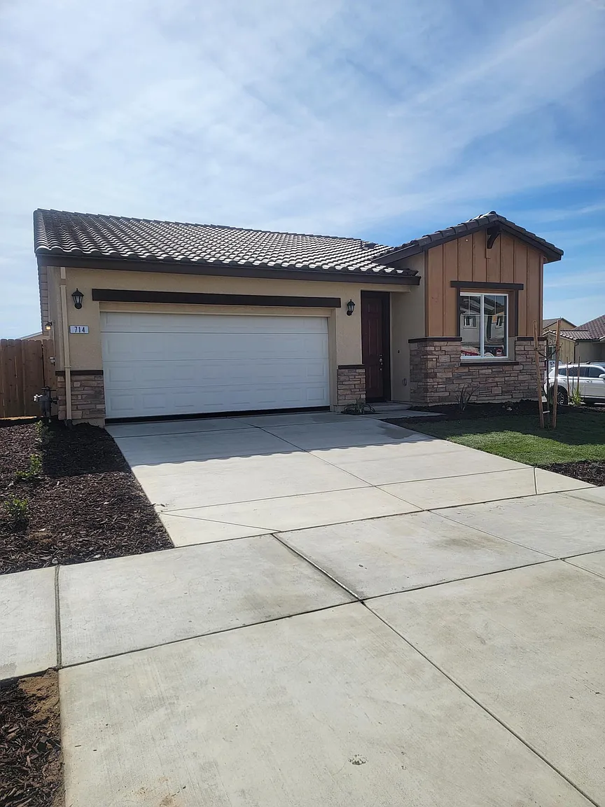 714 Suzanne Dr photo 1