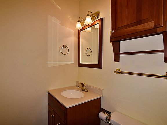 5th image of 22W280 Glen Valley Dr