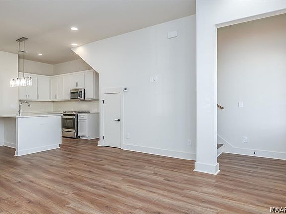 4th image of 8404 Conduit St